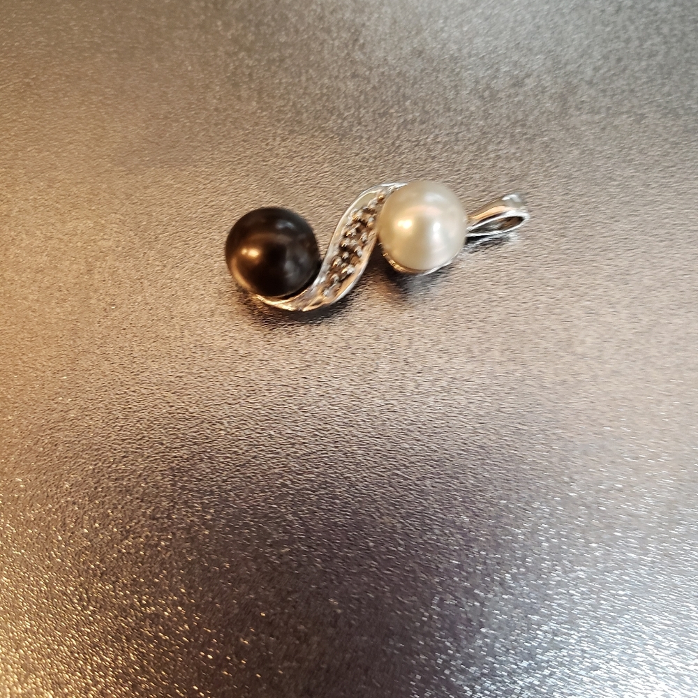 14k WG & pearls pendant